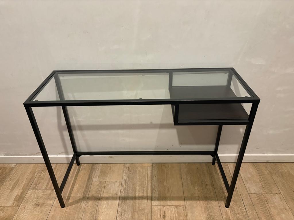 Moderne zwarte compacte tafel met glazen blad en opbergvak, Huis en Inrichting, Ophalen, 50 tot 100 cm, Glas, Zo goed als nieuw