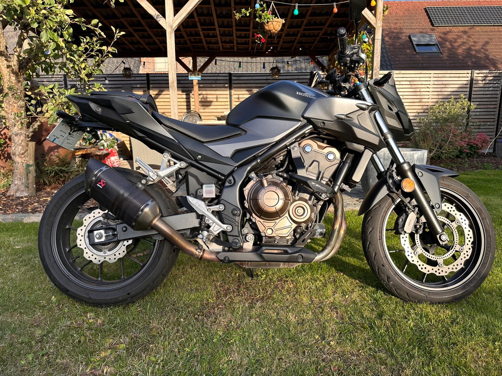 CB 500 F (hornet) CUSTOMIZED (akrapovic), Motoren, 2 cilinders, Gebruikt, Particulier, Minimaal motorrijbewijs A2