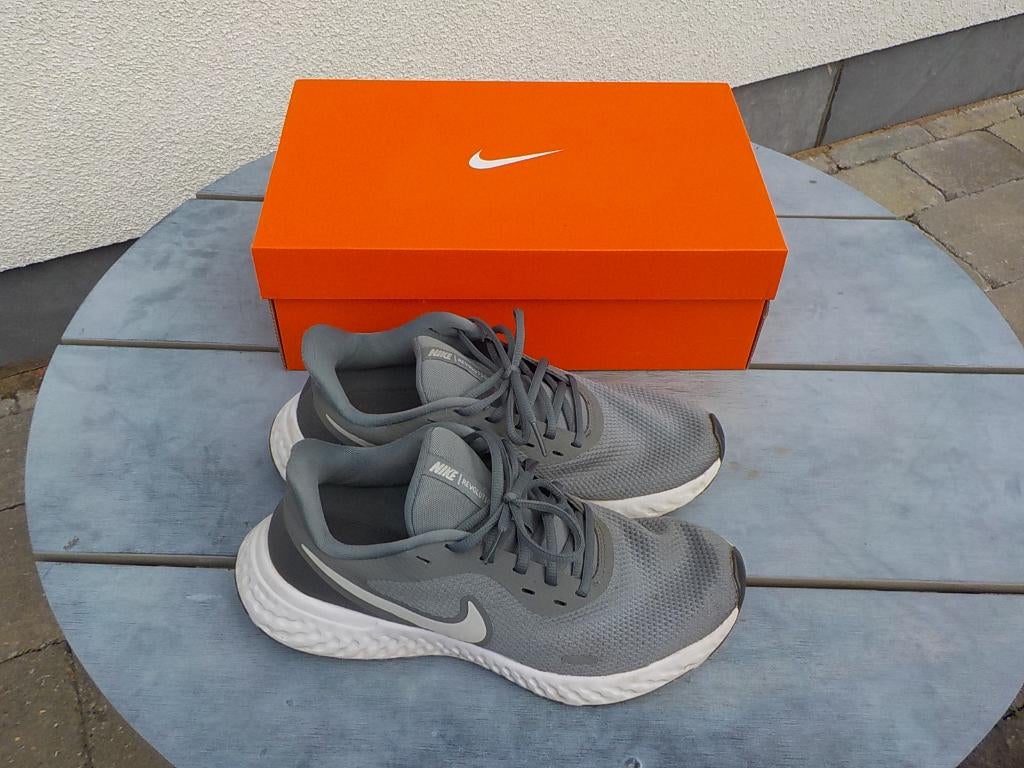 grijze Nike Revolution 5 sportschoenen maat 41, NIKE, Gebruikt, Sportschoenen, Ophalen of Verzenden