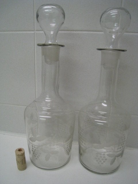 2 glazen wijnkaraffen met glazen stop in bolvorm, Verzamelen, Glas en Drinkglazen, Ophalen