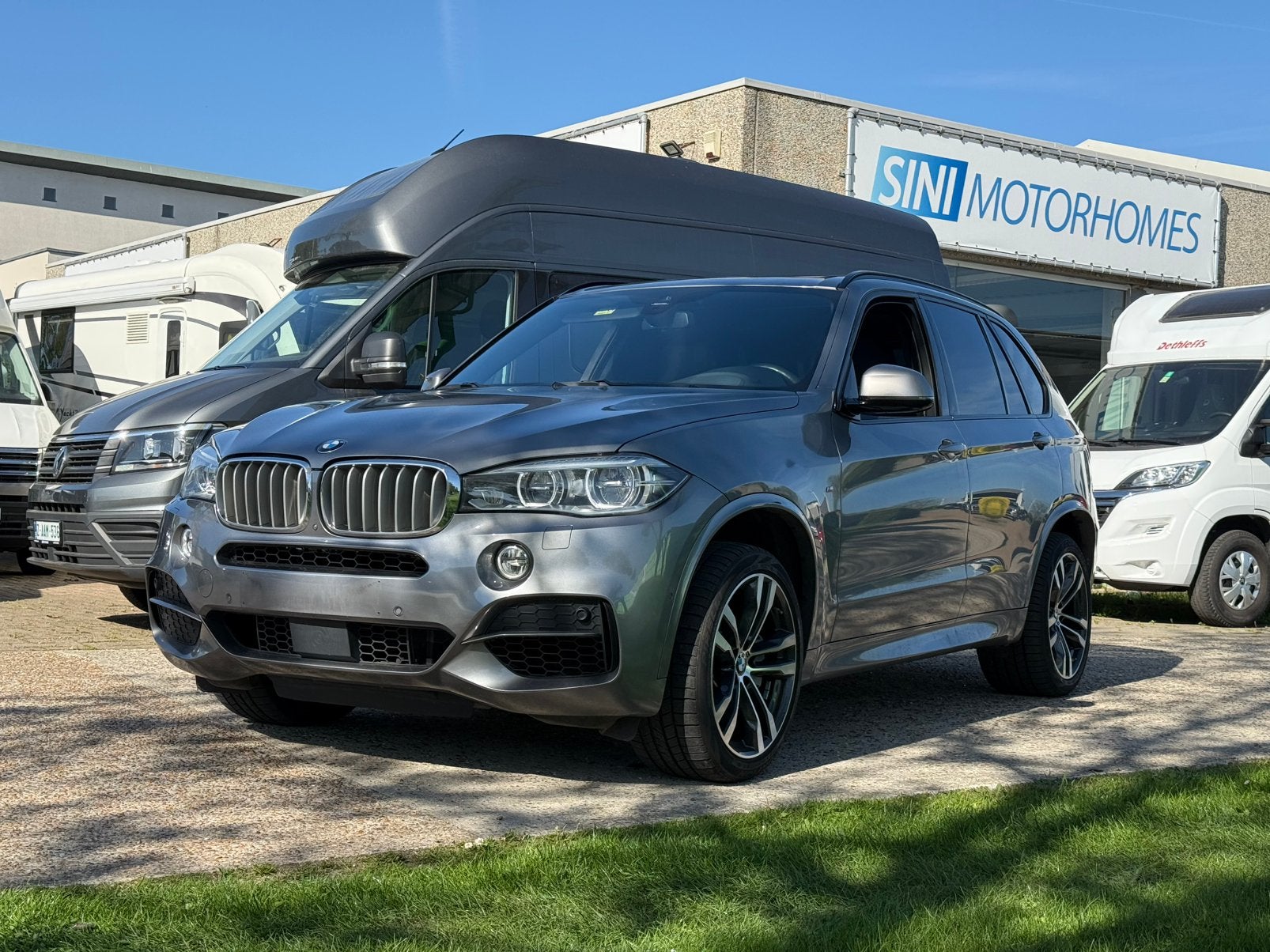 BMW X5 M50 - PACK M - 1ER - EXCELLENT ÉTAT - 7 PLACES ! *, Autos, BMW, Cuir, Argent ou Gris, Achat, Entreprise