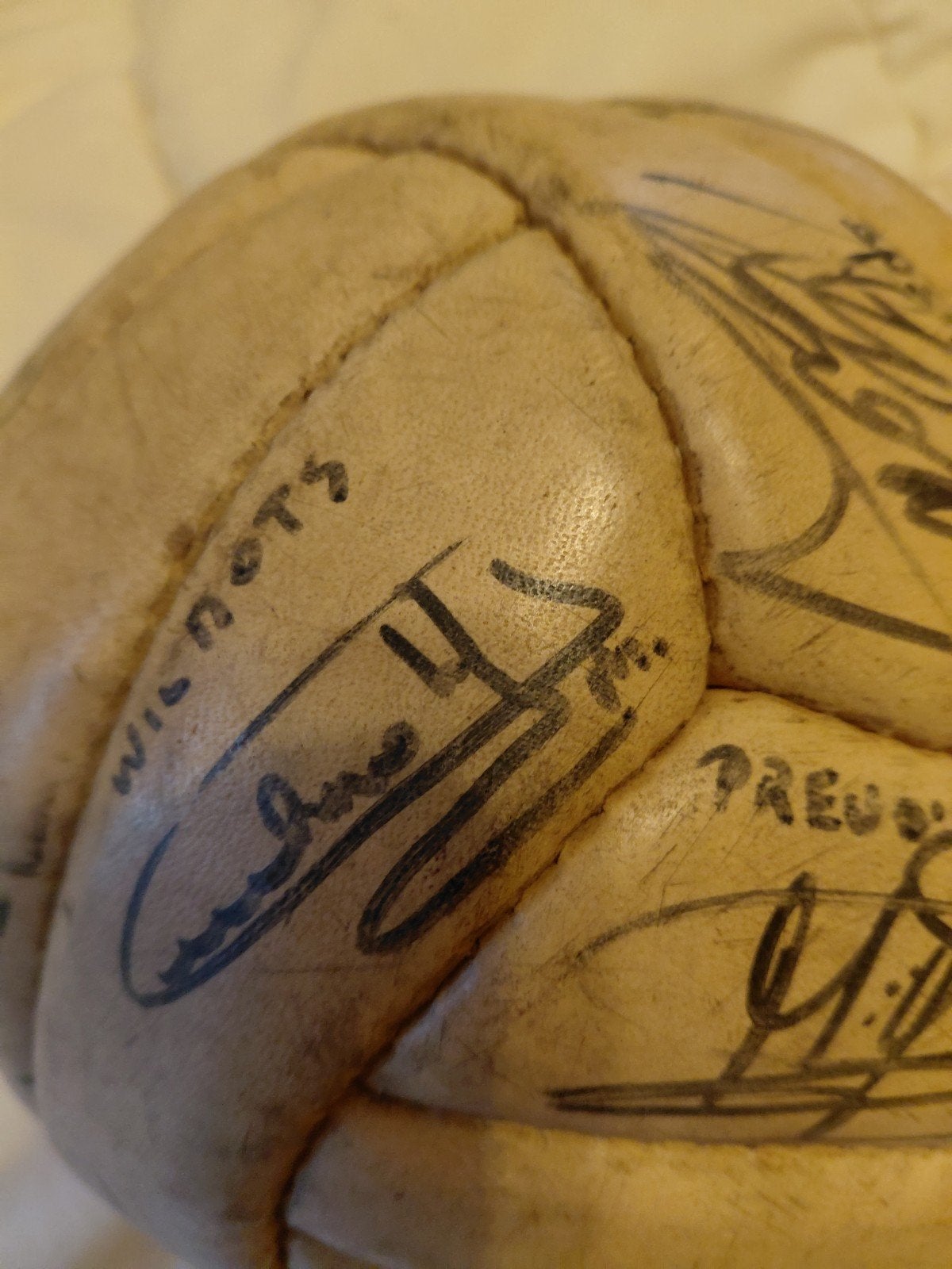 Gehandtekende bal van de uefa winners kv mechelen, Collections, Enlèvement