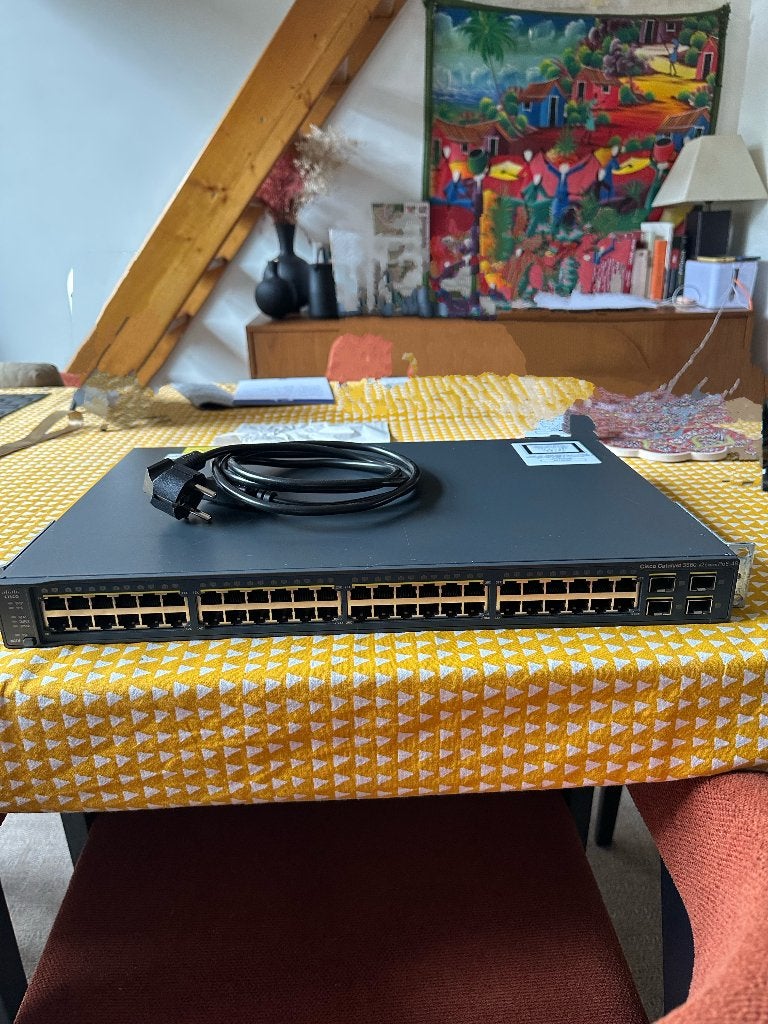 Cisco Catalyst 3560 v2 PoE met 48 poorten, Computers en Software, Netwerk switches, Ophalen, Zo goed als nieuw