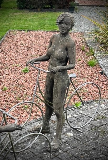 Tuinbeeld - dame op fiets, Ophalen, Gebruikt, Overige materialen, Mensenbeeld