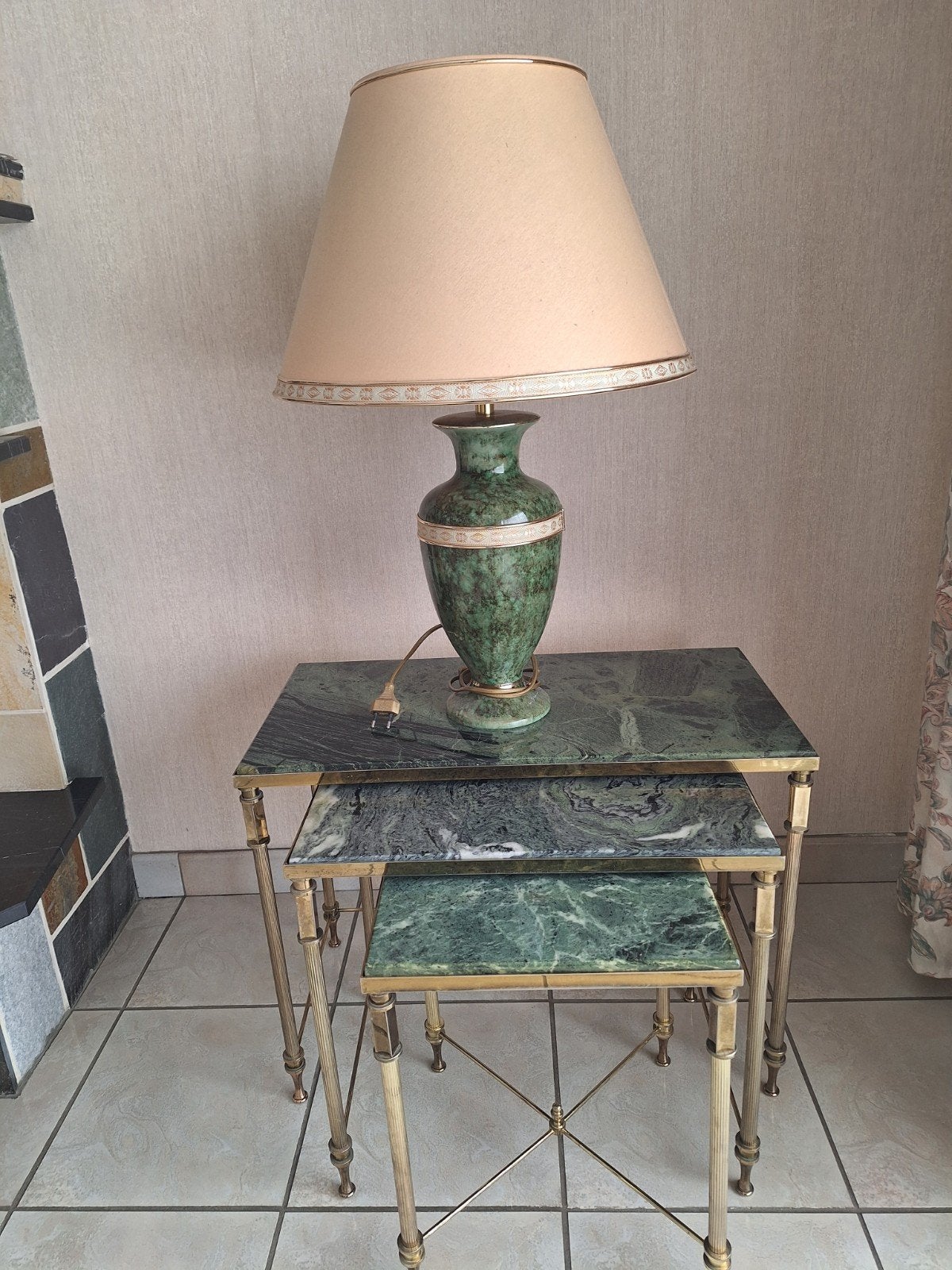 Vaas met lamp en 3 koperen bijzet tafeltjes met graniet blad, Ophalen