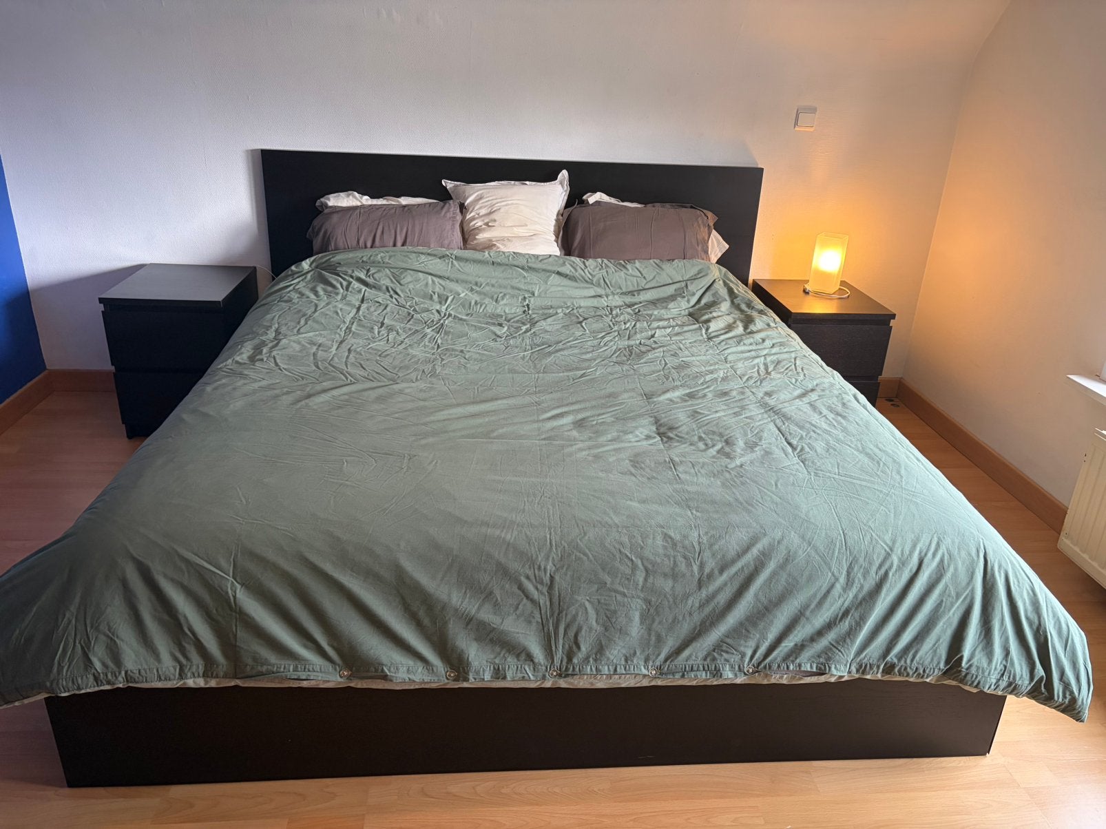 Slaapkamer – bed 180 cm + nachtkastjes + commode, Huis en Inrichting, Ophalen, Zwart, Tweepersoons, Zo goed als nieuw