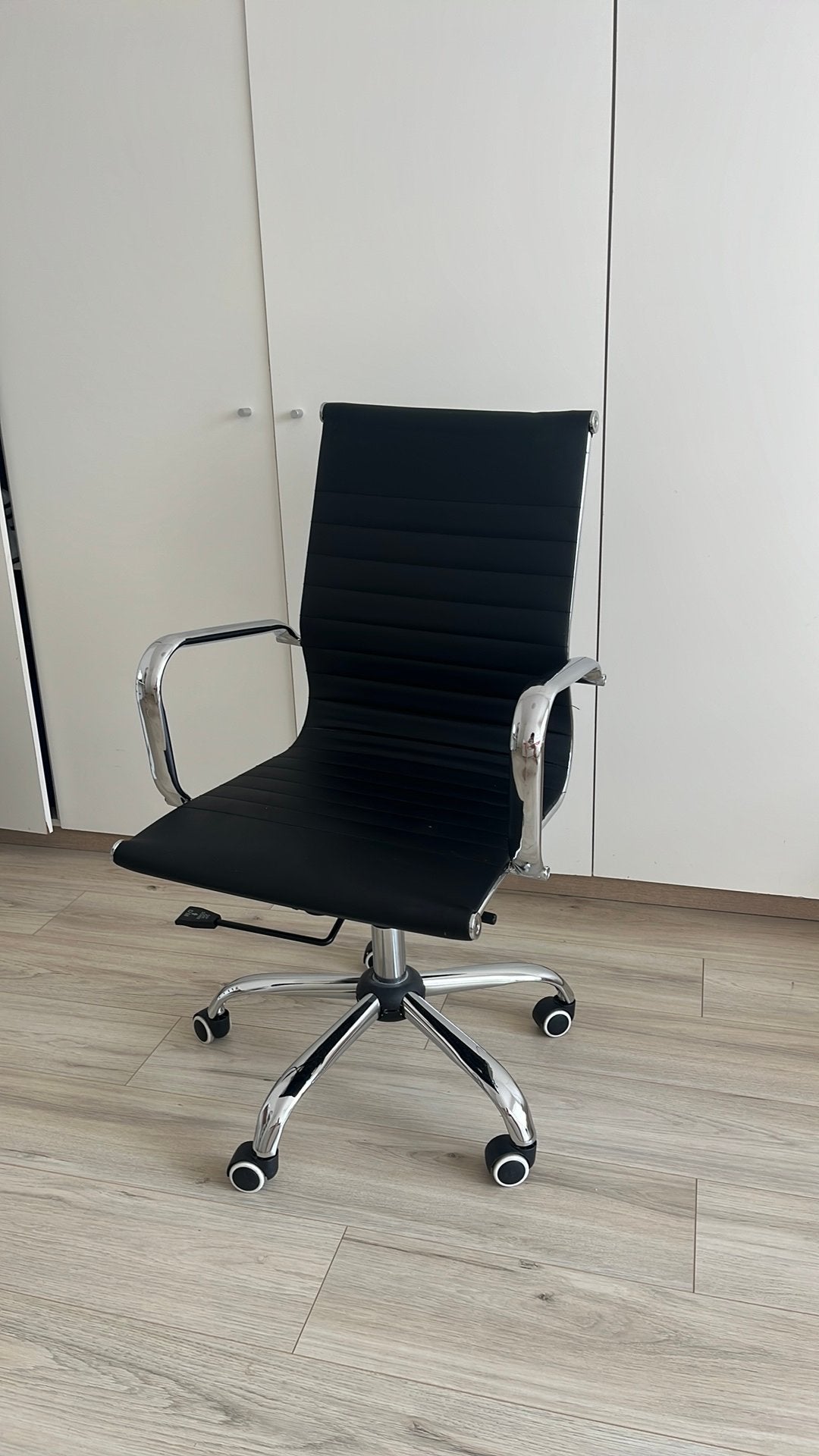 Chaise de bureau noire à roulettes (look design) - Réglable, Enlèvement, Utilisé, Noir, Chaise de bureau