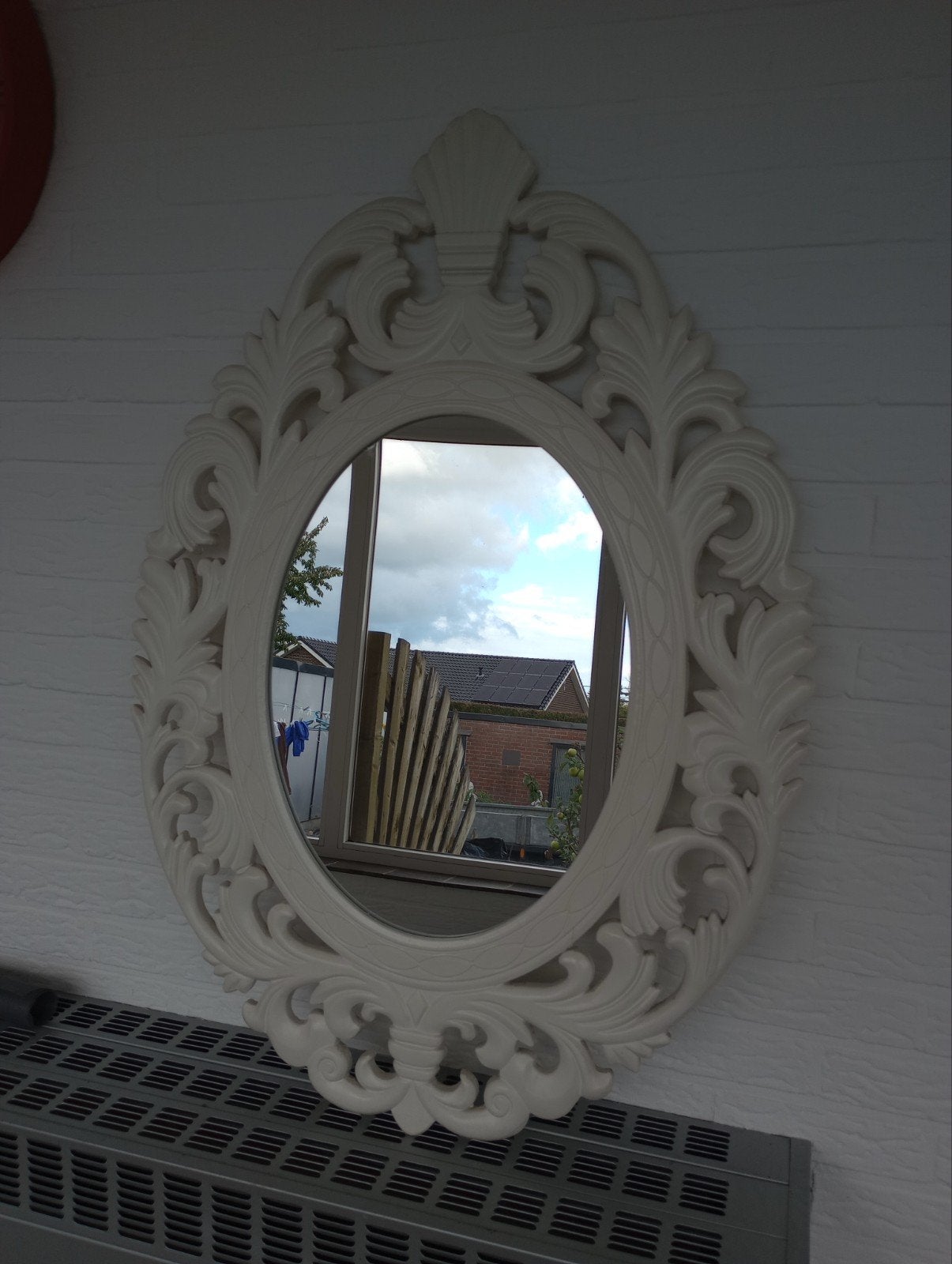 Mooie grote spiegel met een elegante witte houten lijst, Huis en Inrichting, Ophalen, 100 tot 150 cm, Zo goed als nieuw, Ovaal