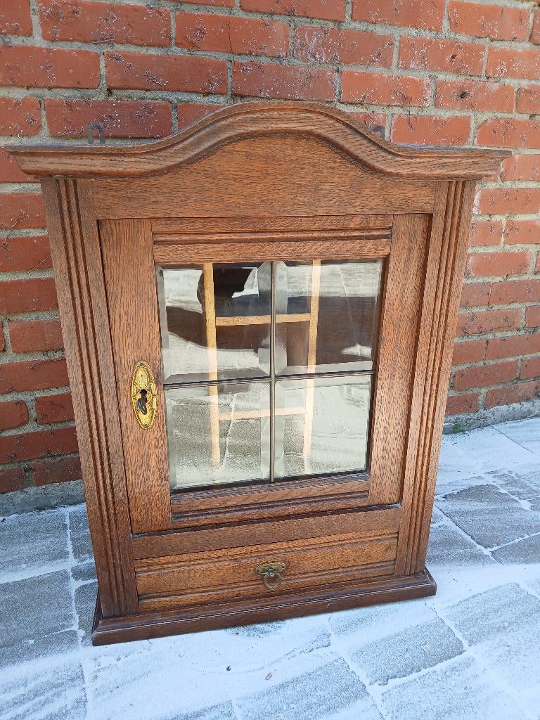 Wandvitrine in geslepen glas, Ophalen, Glas