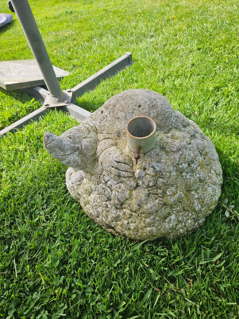 Beton sokkel (afbeelding van mol) voor tuinparasol, Tuin en Terras, Ophalen, Gebruikt