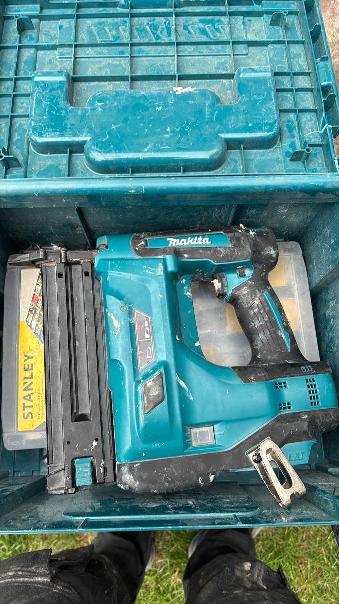 Nagelschieter makita op accu, Doe-het-zelf en Bouw, Ophalen, Zo goed als nieuw