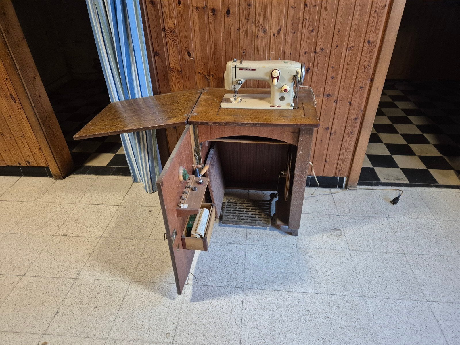 Te restoreren naaimachine, Huis en Inrichting, Ophalen