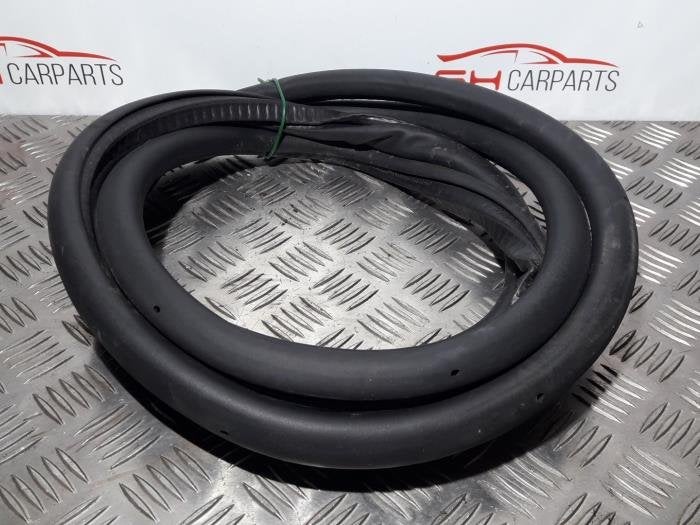 Portierrubber 4Deurs links-achter van een Volkswagen Touran, Gebruikt, -, Volkswagen, -