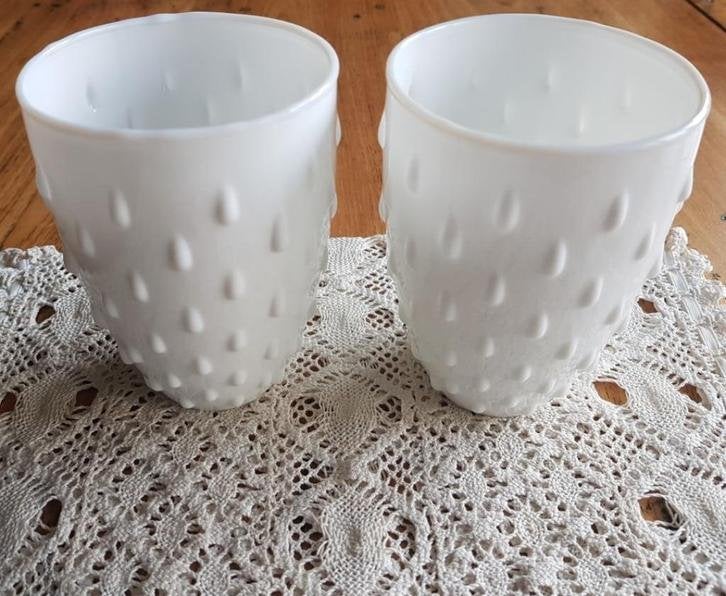 2 Grote witte opaline bekers met druppel reliëf, badkamer, Maison & Meubles, Cuisine | Vaisselle, -, Comme neuf, Autres types