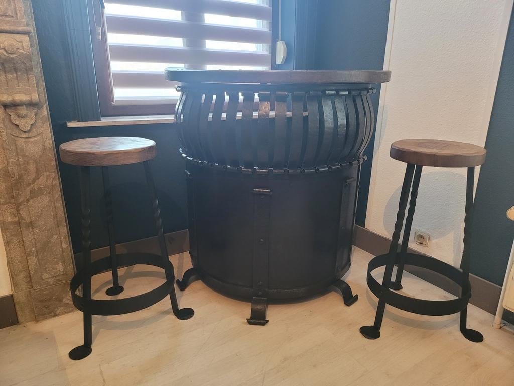 Smeedijzeren bar met 2 krukken, Ophalen