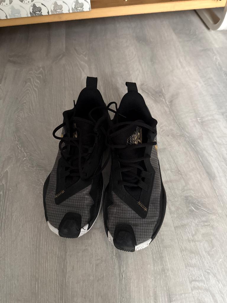 Basketbalschoenen Jordan maat 42 US8, Sport en Fitness, Basketbal, Ophalen of Verzenden, Zo goed als nieuw, Schoenen