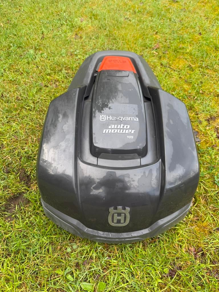 Robotmaaier Husqvarna Automower 105 + laadstation + garage, Tuin en Terras, Ophalen, Zo goed als nieuw