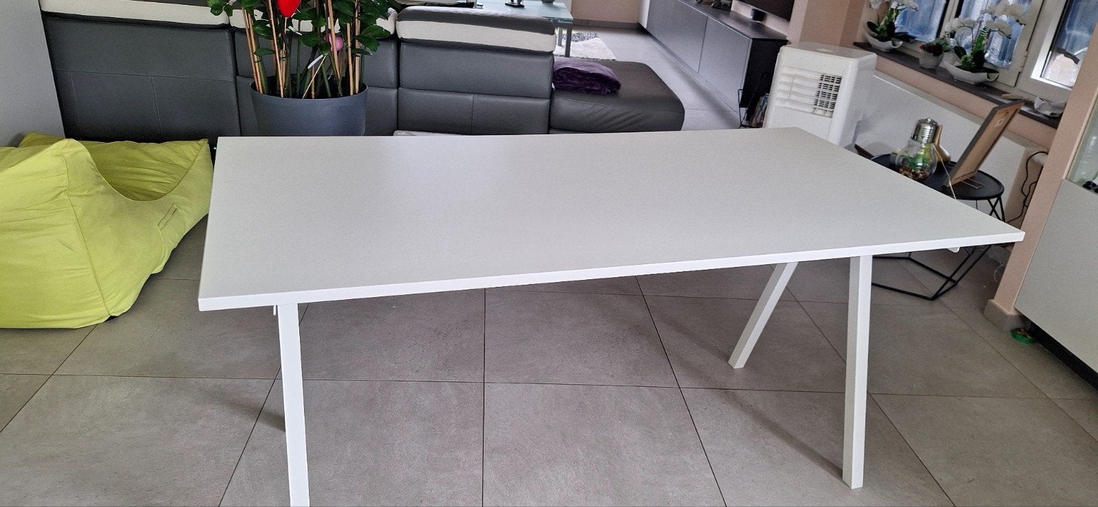 Bureau blanc trotten avec pied, Neuf, 160 cm, Enlèvement, IKEA