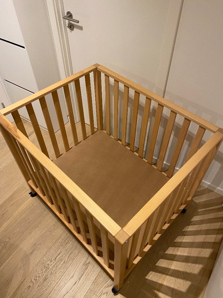 Houten babybox, Ophalen, Zo goed als nieuw, Vierkant, In hoogte verstelbaar