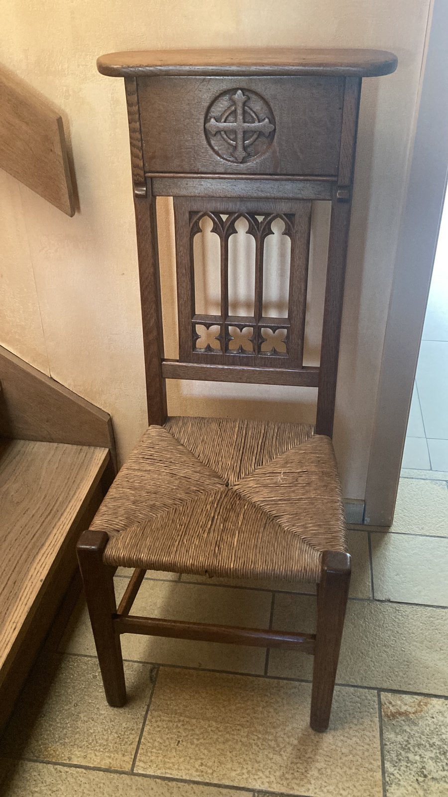 Chaise d'église néo-gothique en chêne, Enlèvement