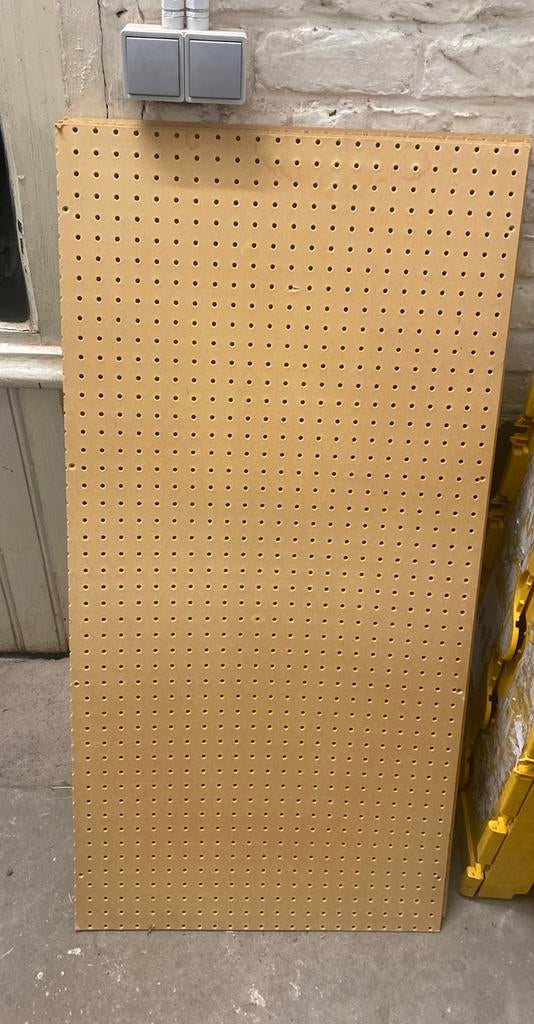 Pegboard - geperforeerde plaat voor werkplaatsinrichting, Doe-het-zelf en Bouw, Ophalen, Gebruikt