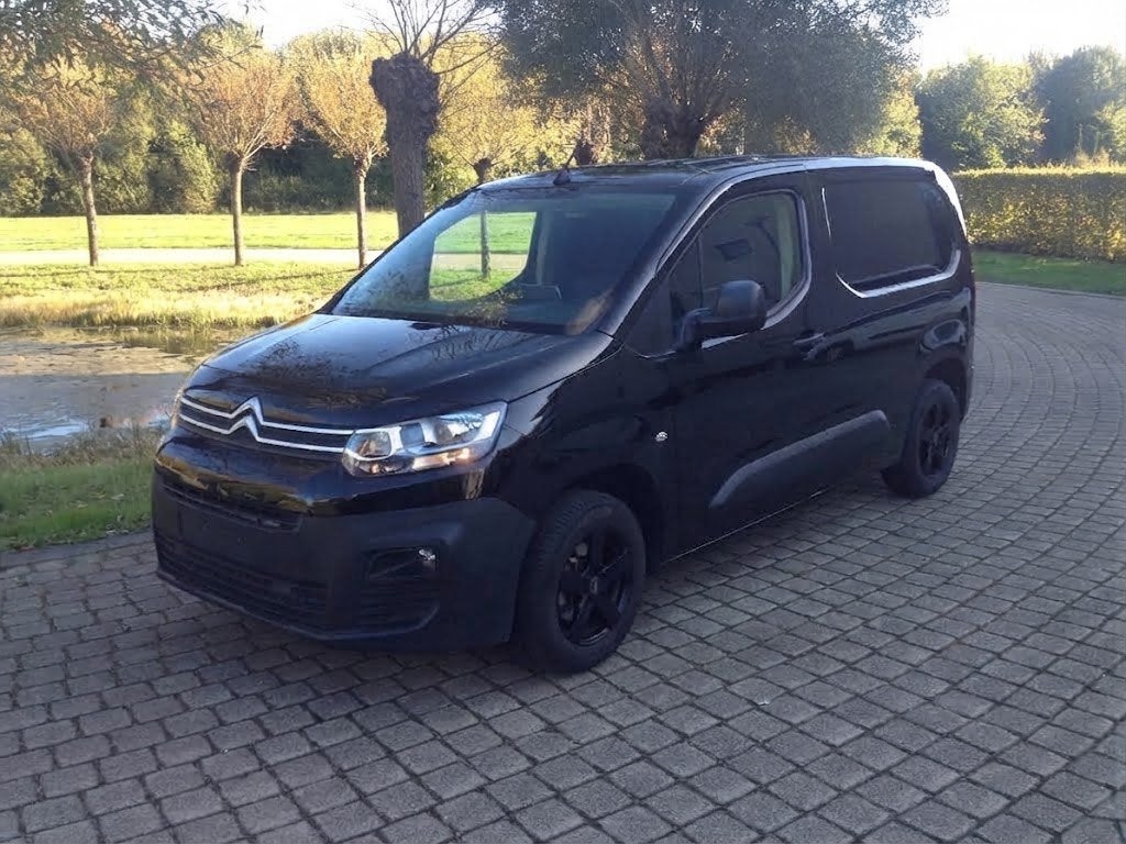 Citroen Berlingo/full option/nieuwe riem/navigatie/trekhaak, Auto's, Voorwielaandrijving, 4 deurs, Euro 6, Zwart