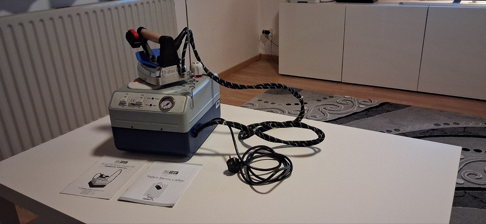 Super Mini Proffesioneel Stroomsrijkijzer Met WaterTank 2LT., Elektronische apparatuur, Ophalen, Zo goed als nieuw, Strijkijzer met snoer
