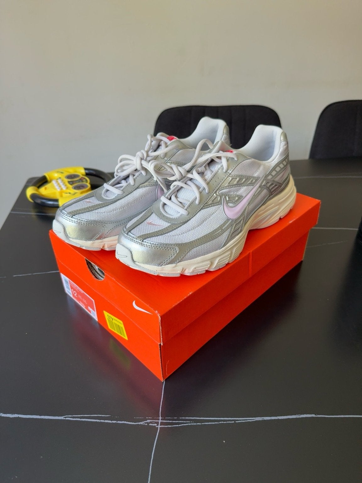 Nike Initiator Vast Grey Pink Foam - maat 43, Kleding | Heren, Schoenen, Ophalen of Verzenden, Zo goed als nieuw, Sneakers