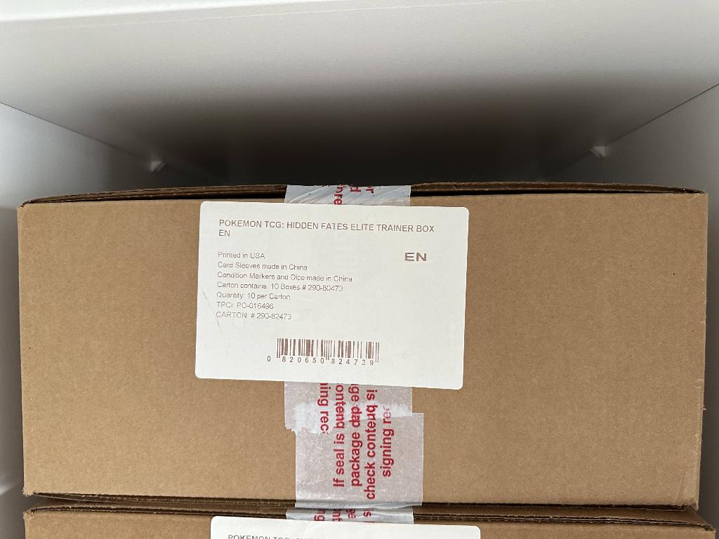 Hidden fates elite trainer box sealed case, Ophalen of Verzenden, Nieuw, Boosterbox