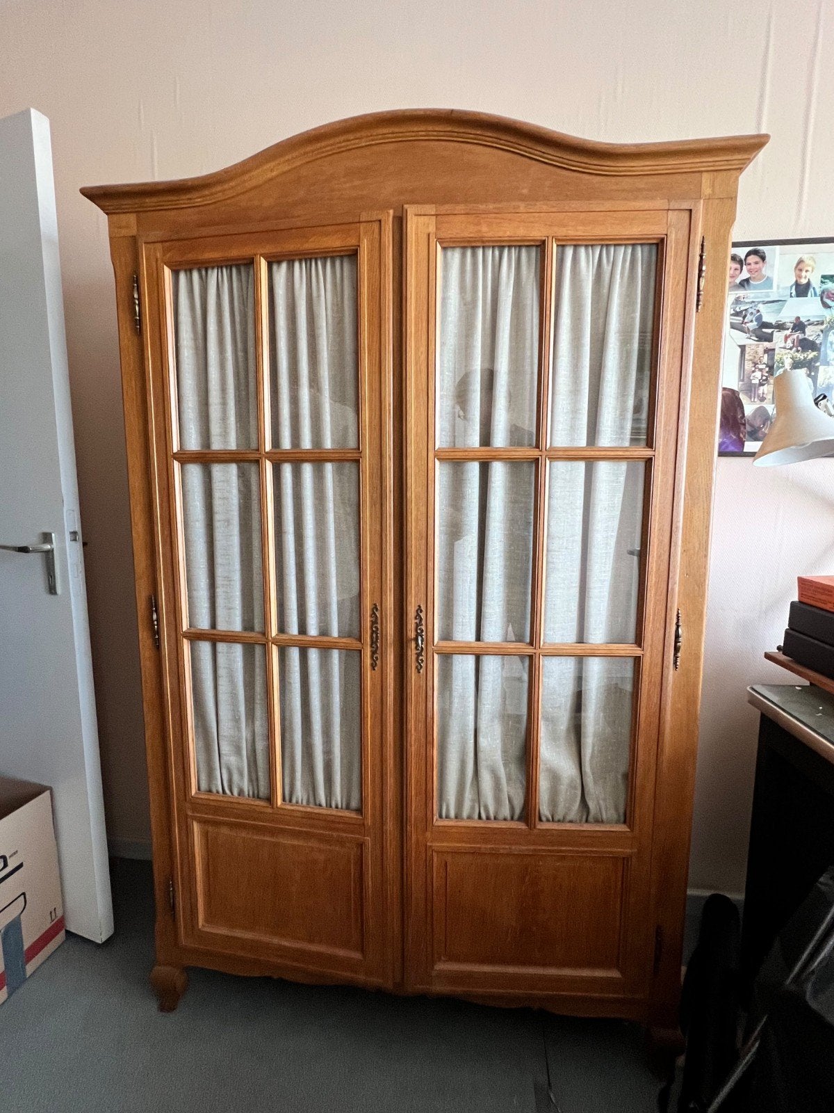 Grande Armoire Vitrée de Style Provençal en Bois Massif, Utilisé, 50 à 100 cm, 50 à 75 cm, 150 à 200 cm