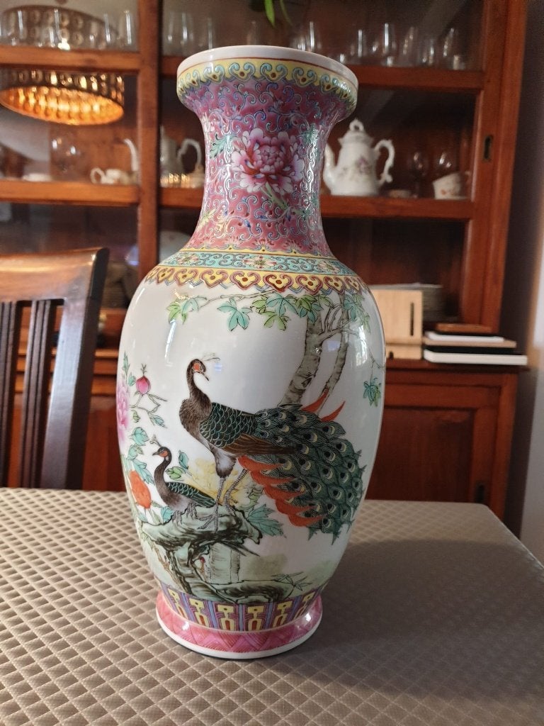 Chinese porseleinen Famille Rose vaas met pauwen - 36 cm., Huis en Inrichting, Ophalen, Gebruikt, Overige kleuren