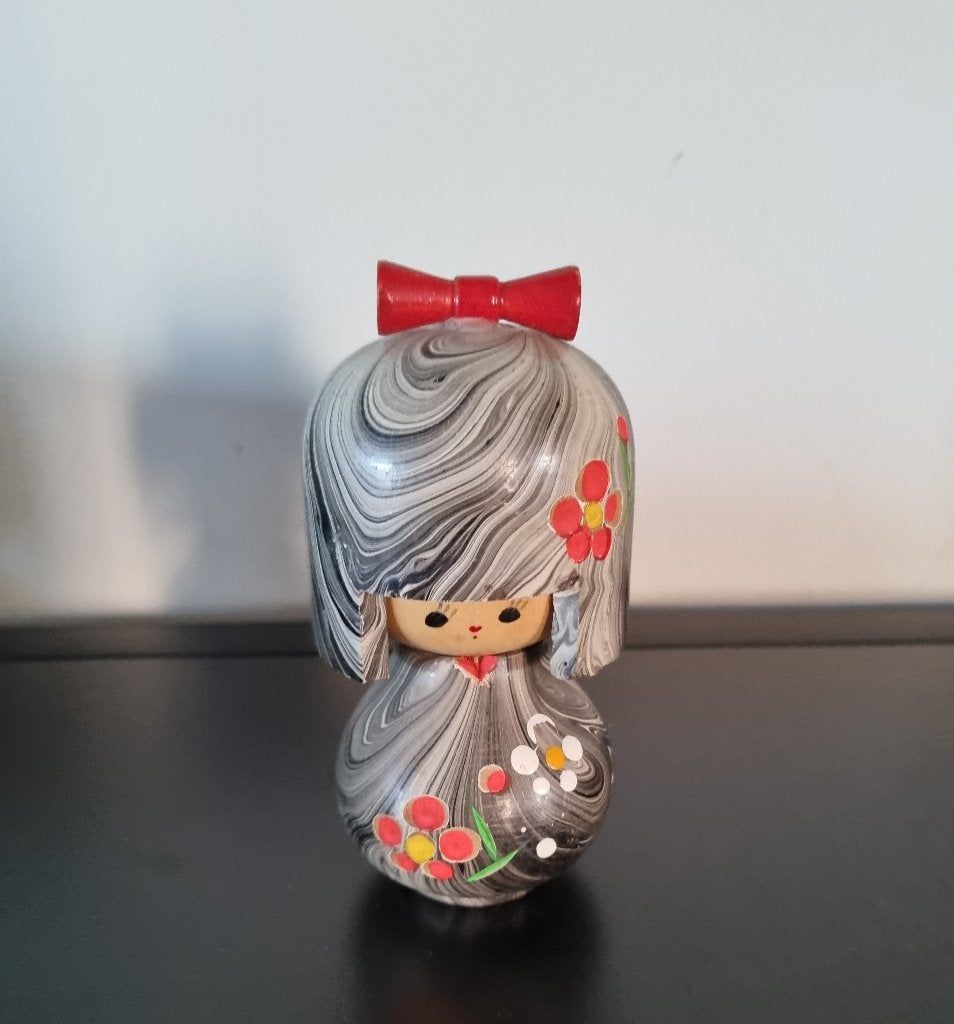 Magnifique Chan Kokeshi en marbre de Kenji Koyano, Envoi