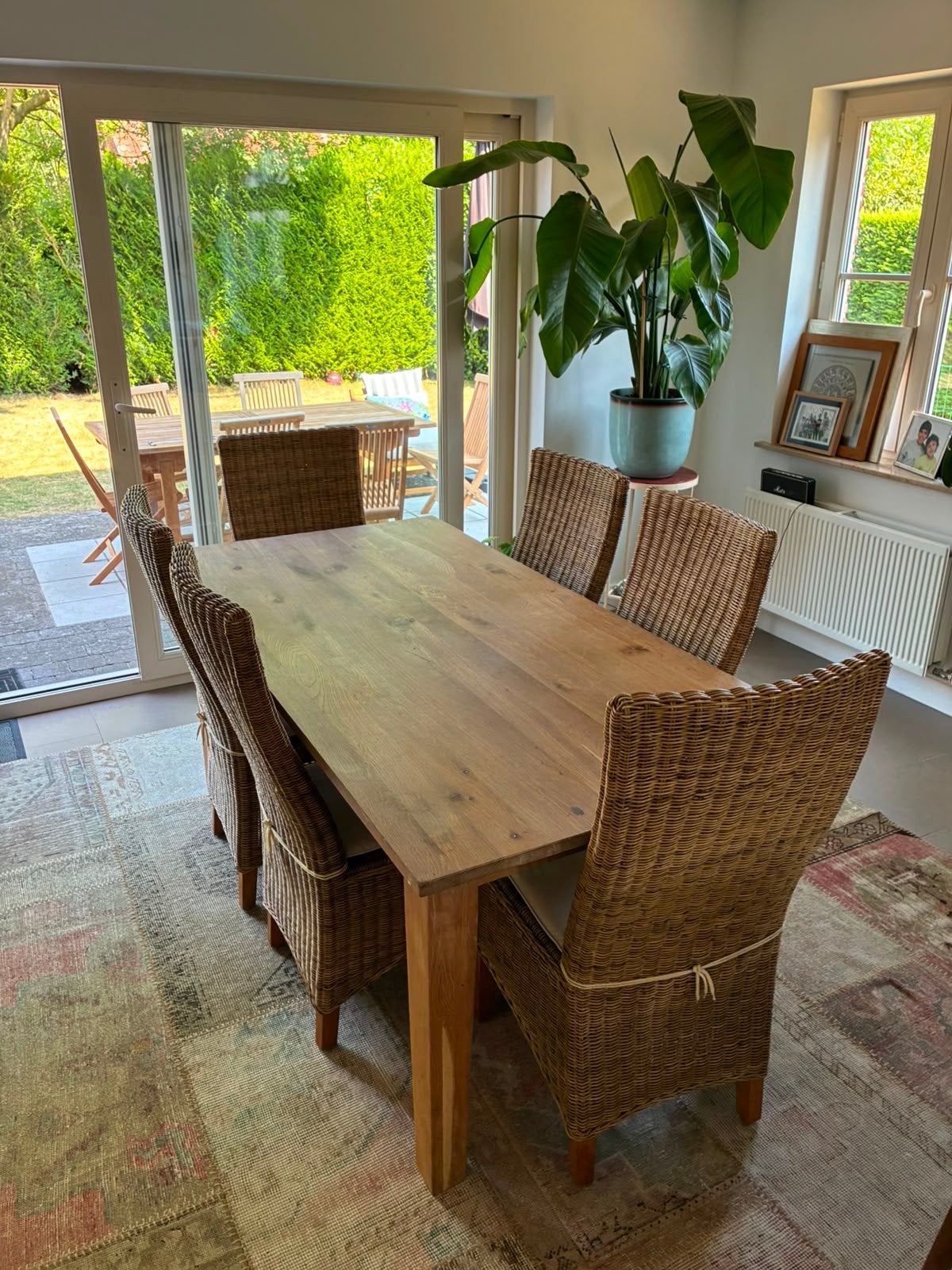 Houten eettafel met 6 rotan stoelen, Ophalen, Gebruikt, 6 tot 8 stoelen