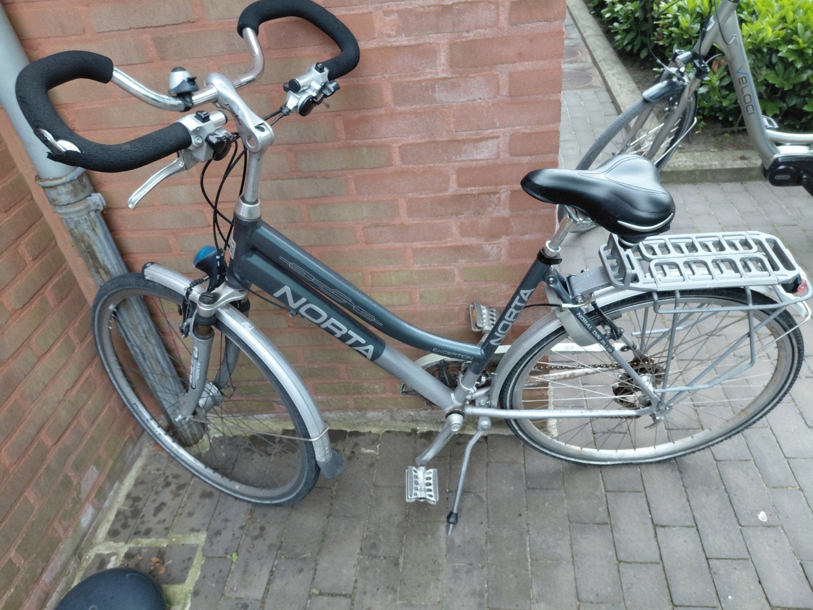 Nog een goede fiets norta, achterband kapot, Ophalen