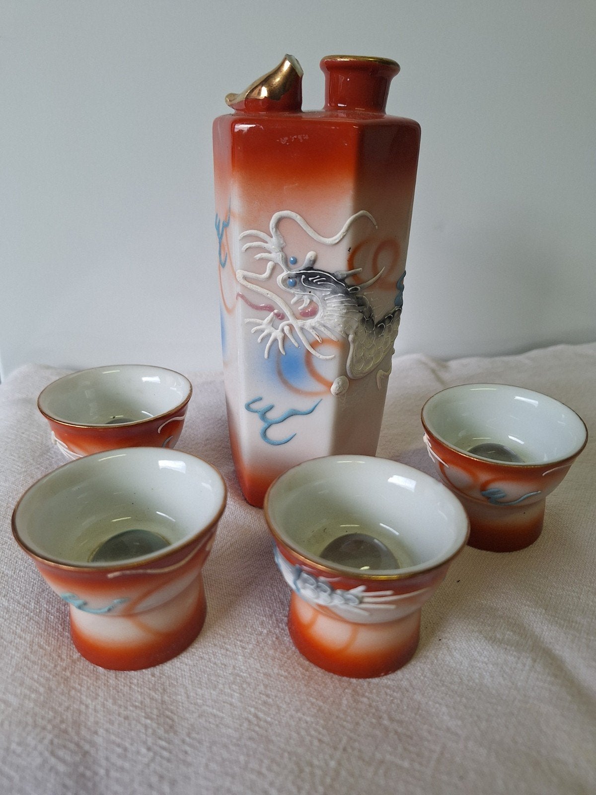 sake set fles 15 cm hoog ...klein stukje van van sierraad op, Antiek en Kunst, Antiek | Keramiek en Aardewerk, Ophalen