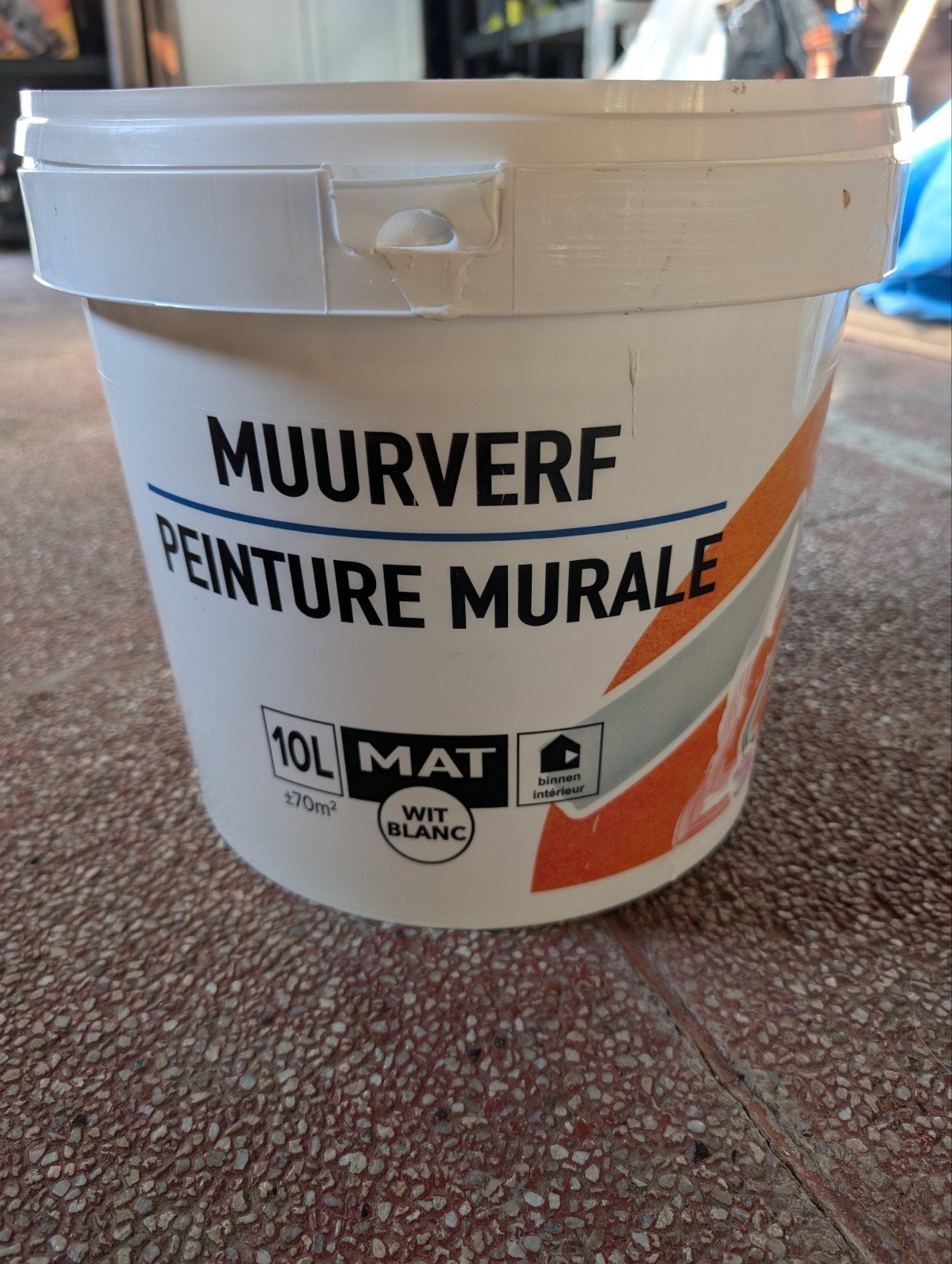 1 pot matte witte muurverf, Ophalen
