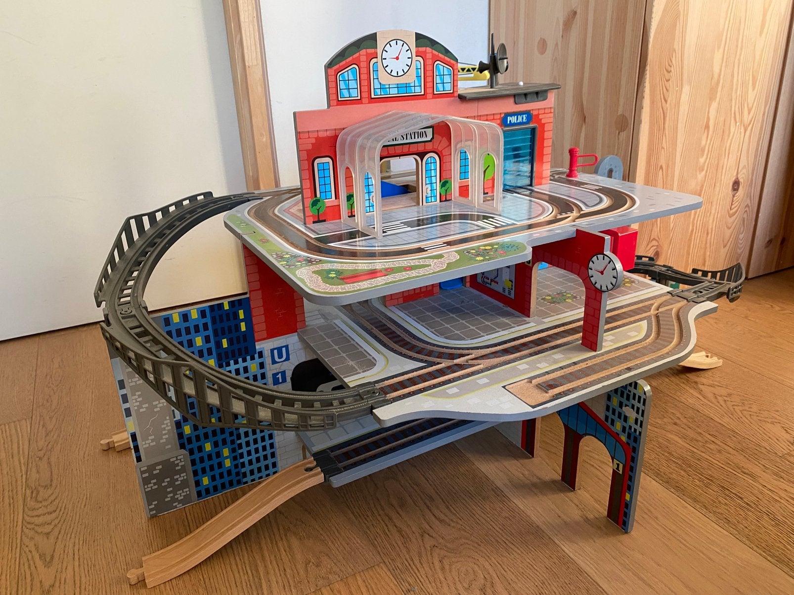 Mooi houten station met 3 verdiepingen, Ophalen, Zo goed als nieuw, Overige typen