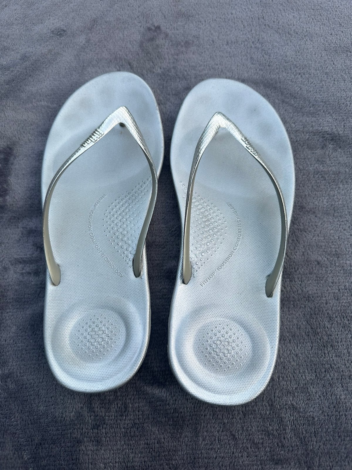 Fitflop teenslippers maat 39, Slippers, Ophalen of Verzenden, Zo goed als nieuw, Grijs