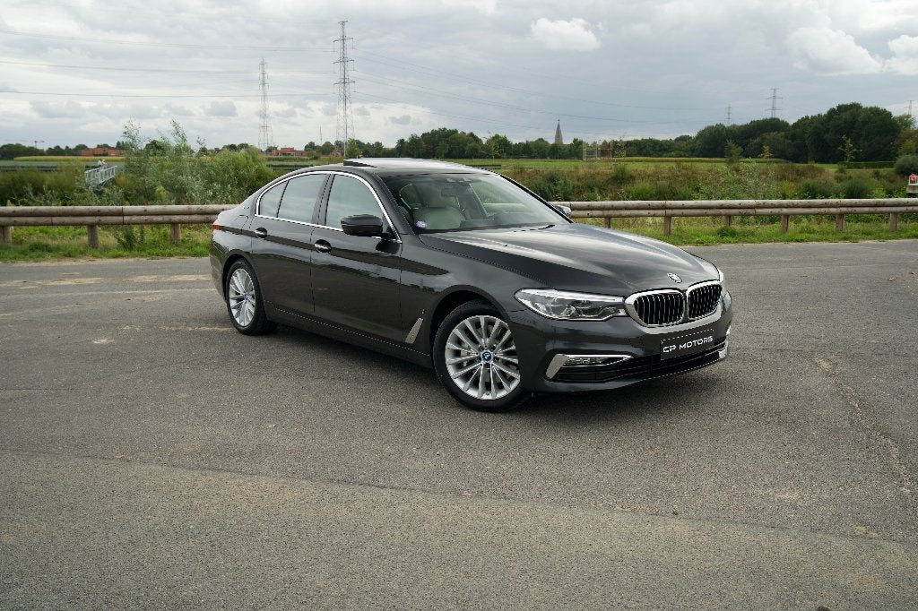 BMW 530e | CAMERA | PLUG-IN | PANO | BTW-WAGEN, Achterwielaandrijving, Parkeerassistent, 4 cilinders, Leder