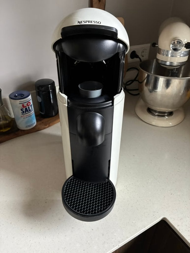 Machine à café Nespresso Vertuo Plus — Blanche, Electroménager, Réservoir d'eau amovible, Dosettes et capsules de café, Utilisé