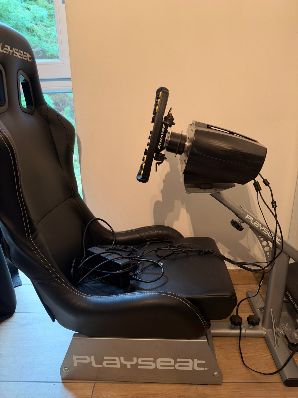 Simulateur fanatec avec siège playset, Enlèvement, Comme neuf