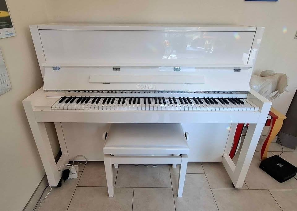 Feurich 115 rechtopstaande akoestische piano + bank, Muziek en Instrumenten, Ophalen, Wit, Zo goed als nieuw, Piano