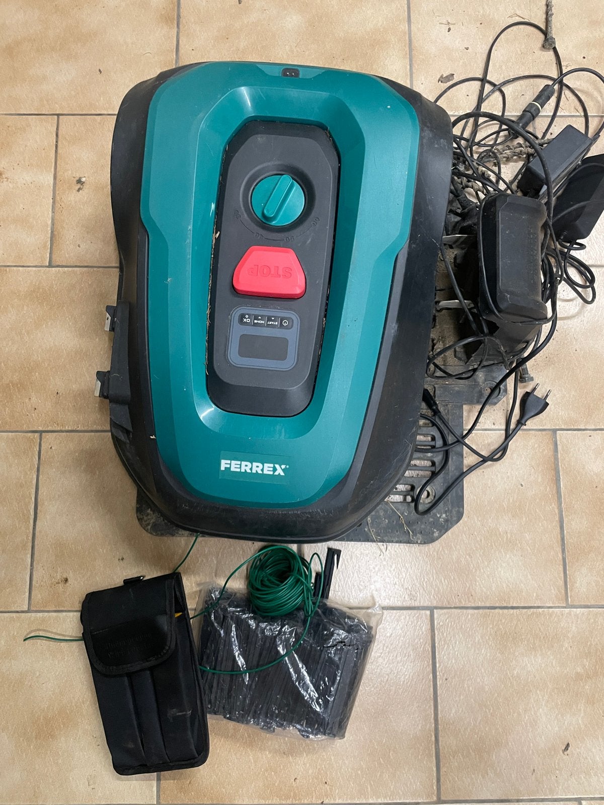 Robot tondeuse connecté Ferrex R800SMART + Station et cable, Jardin & Terrasse, Enlèvement, Comme neuf