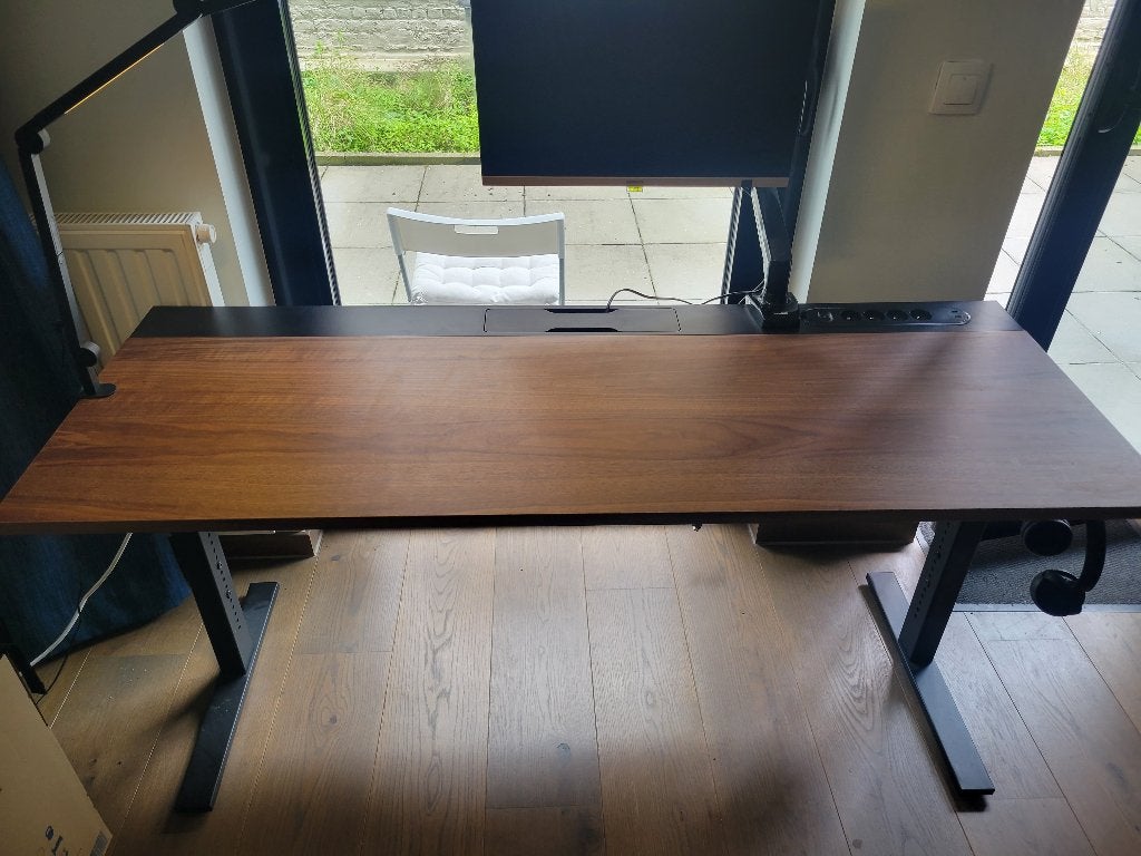 IKEA MITTZON bureau — 140x60 cm — walnootfineer — €100, Scandinavisch, Hout, Bruin, Zo goed als nieuw
