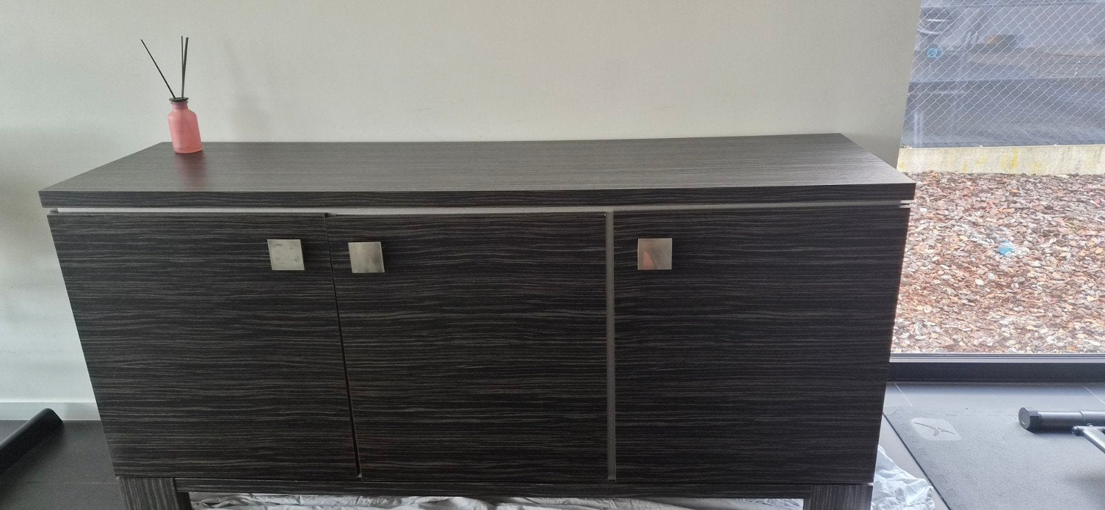 Zwarte dressoir, Ophalen