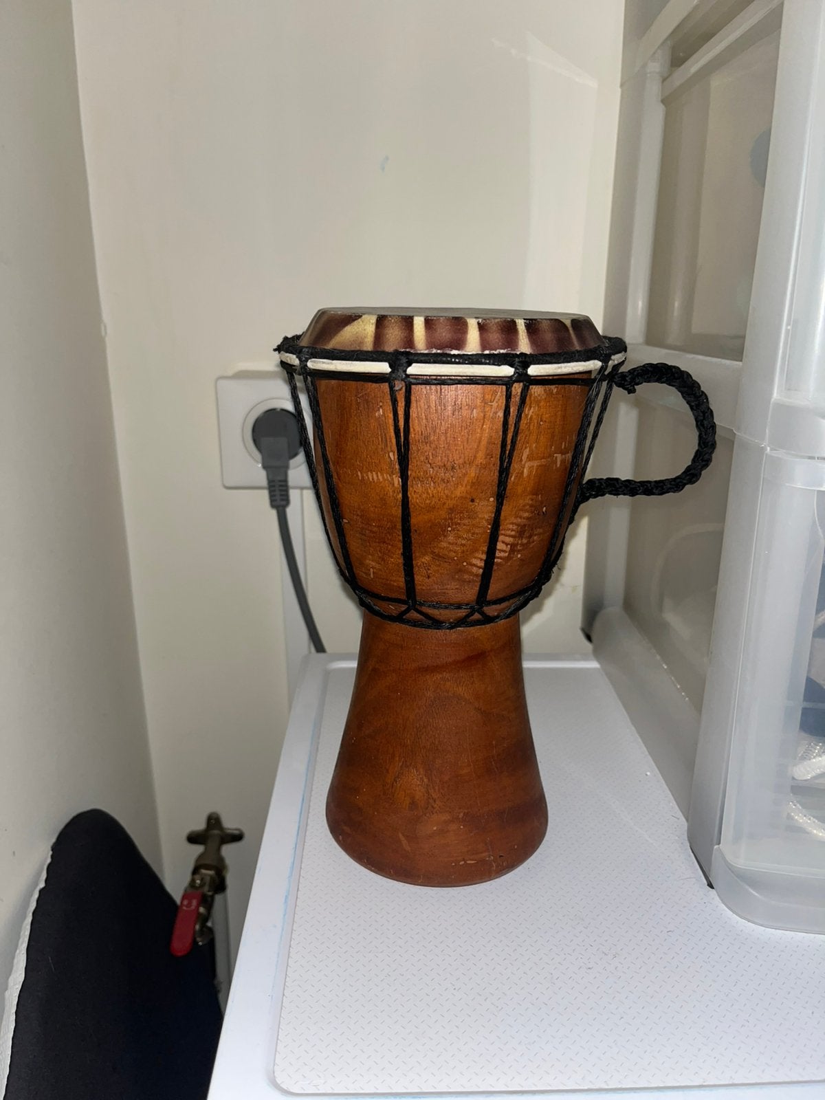 djembé artisanale en bois massif (peau imitation leopard), Enlèvement ou Envoi, Comme neuf