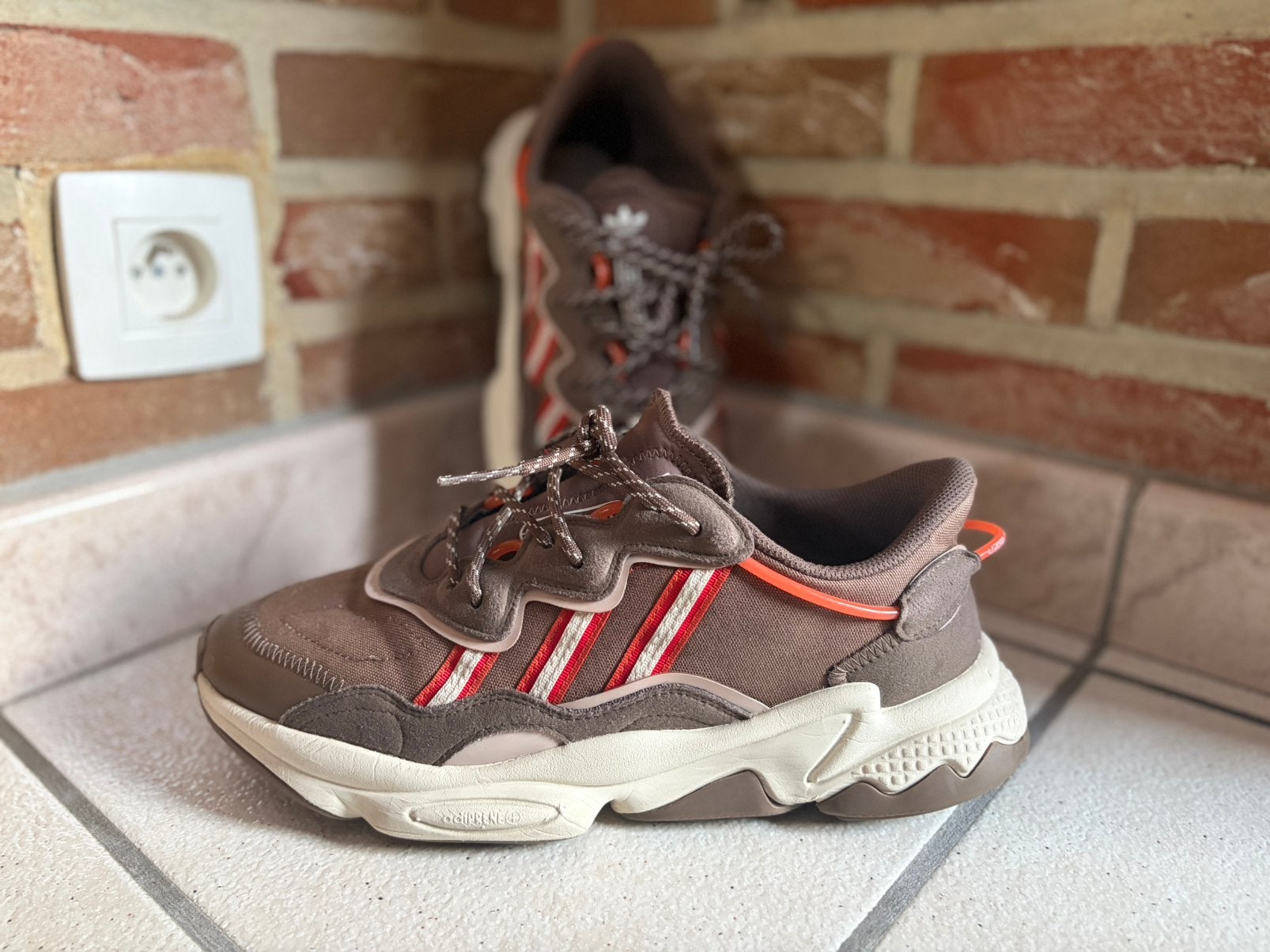 Adidas Ozweego coloris marron taupe/orange, taille ⅓., Enlèvement ou Envoi, Comme neuf, Baskets