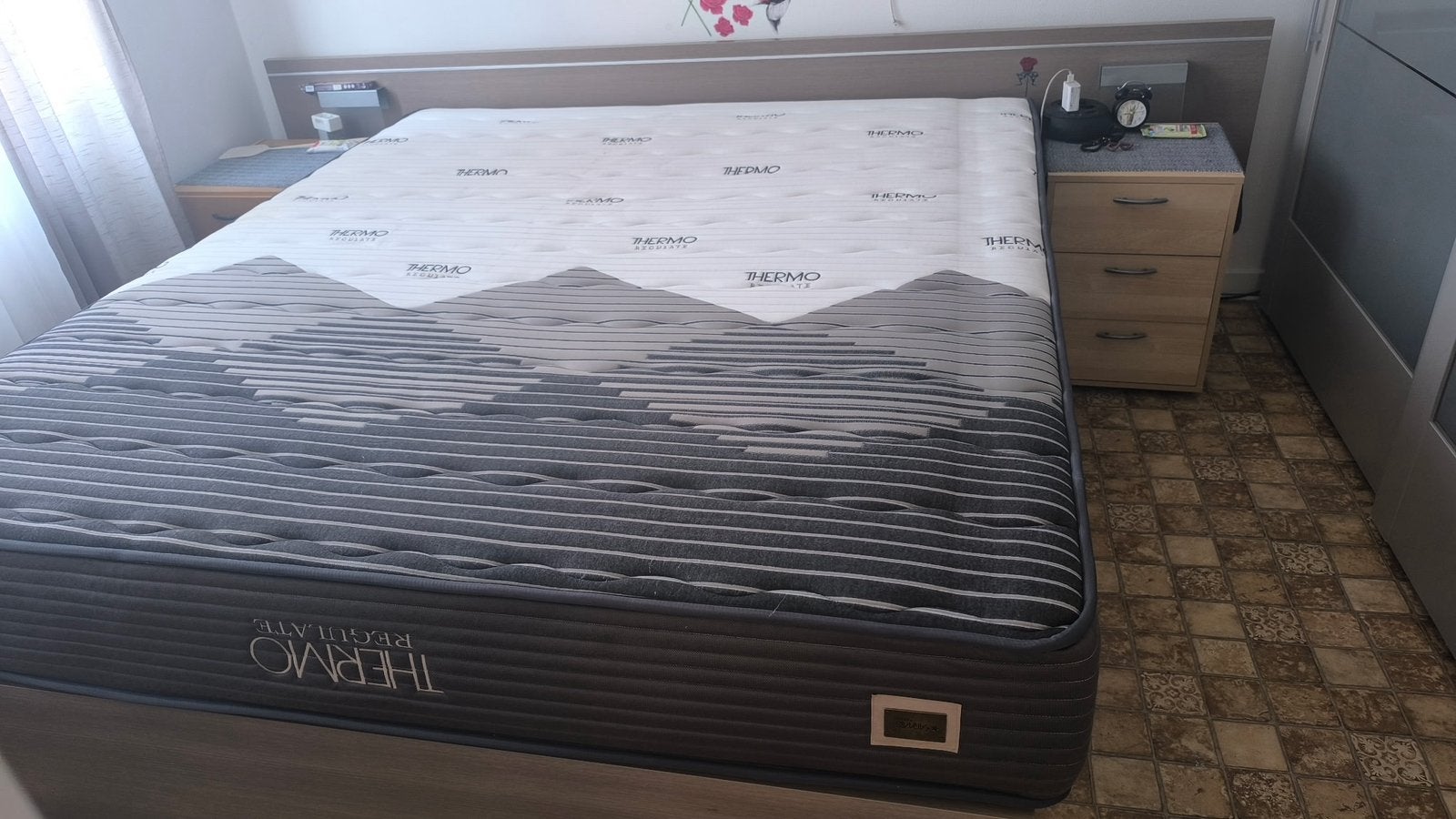 lit double avec matelas et 2 tables de chevet, Enlèvement, Comme neuf