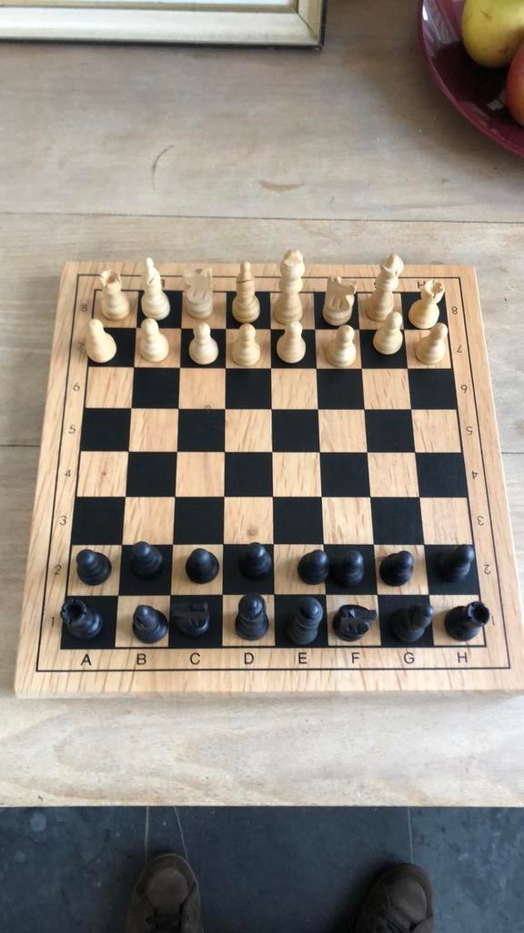 Houten schaakbord met houten stukken, Hobby en Vrije tijd, Een of twee spelers, Ophalen, Gebruikt