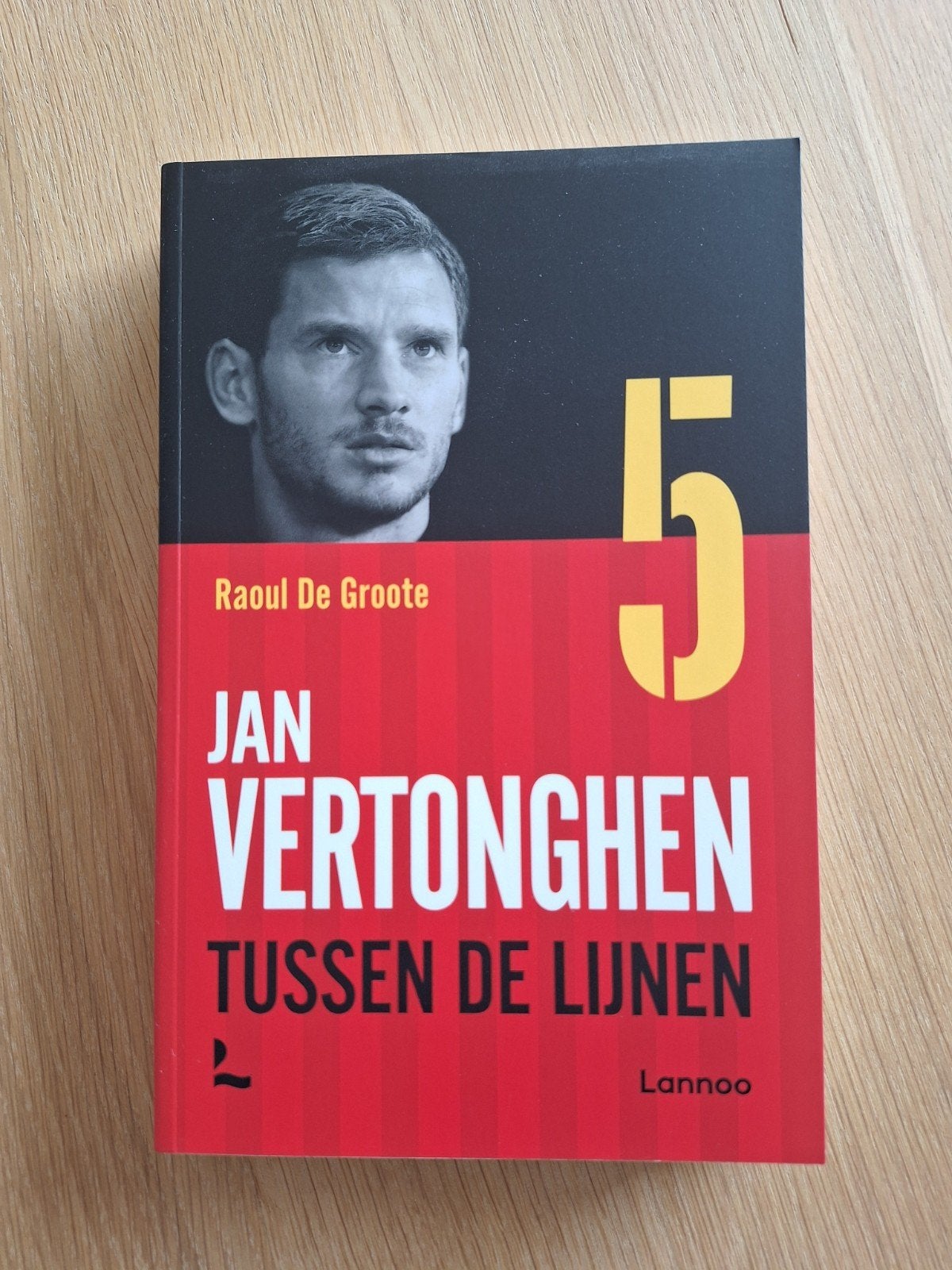 Boek Jan Vertonghen - tussen de lijnen, Nieuw, Ophalen of Verzenden, Raoul De Groote, Balsport
